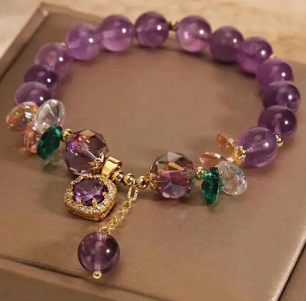 Bracelet fantaisie en perles violettes & colorées avec pendentif dorée incrusté de strass (1 coloris)