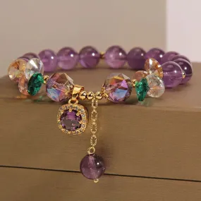 Bracelet fantaisie en perles violettes & colorées avec pendentif dorée incrusté de strass (1 coloris)