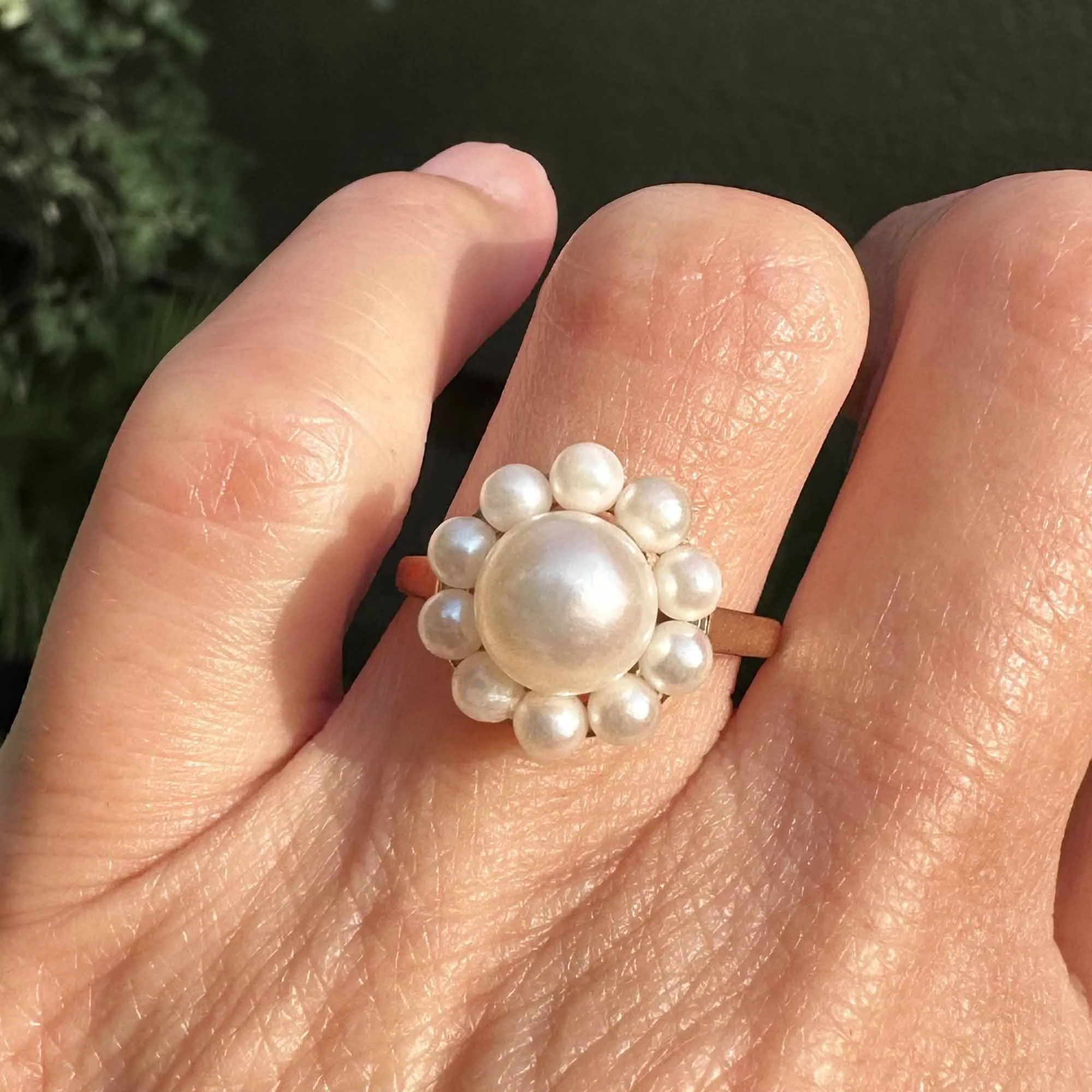 Exceptional 18K Gold Halo Cluster Pearl Ring