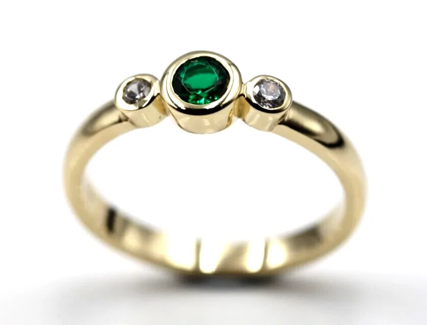 Size O Genuine 9ct 9kt Yellow, Rose or White Gold Trilogy & Emerald Ring